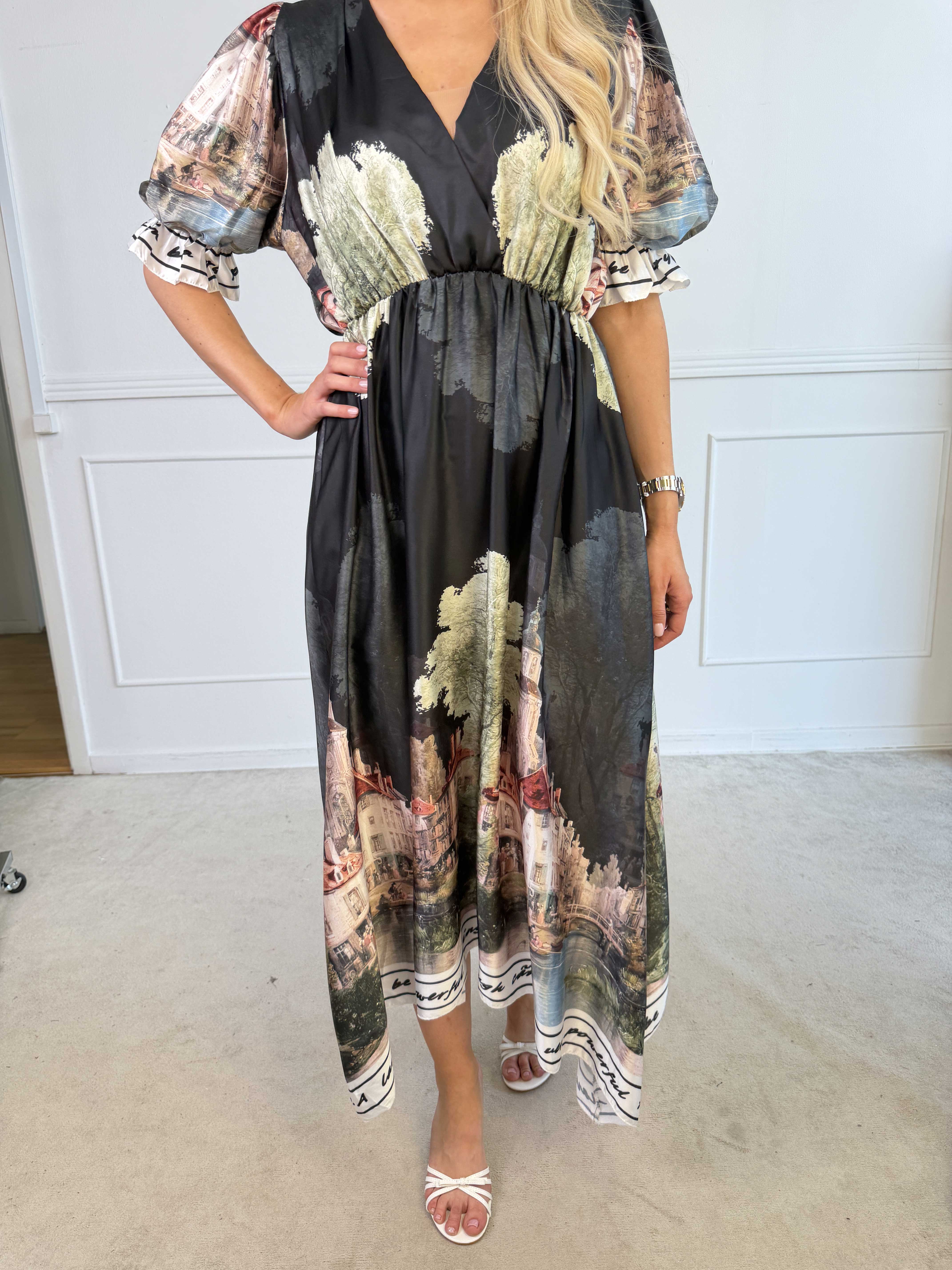 Manuela - Plus size kjole med bylandskabsmotiv på ærmerne og langs kanten forneden